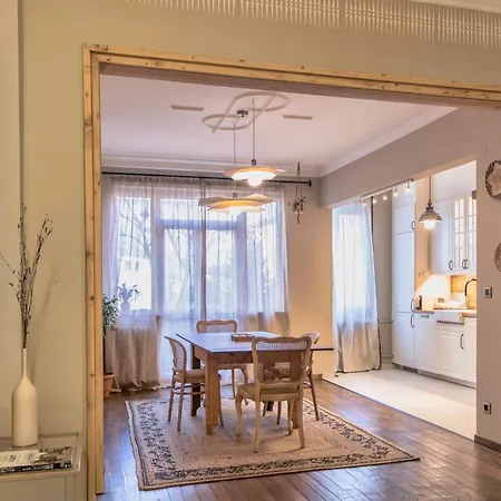Stylish Retreat In Appartement